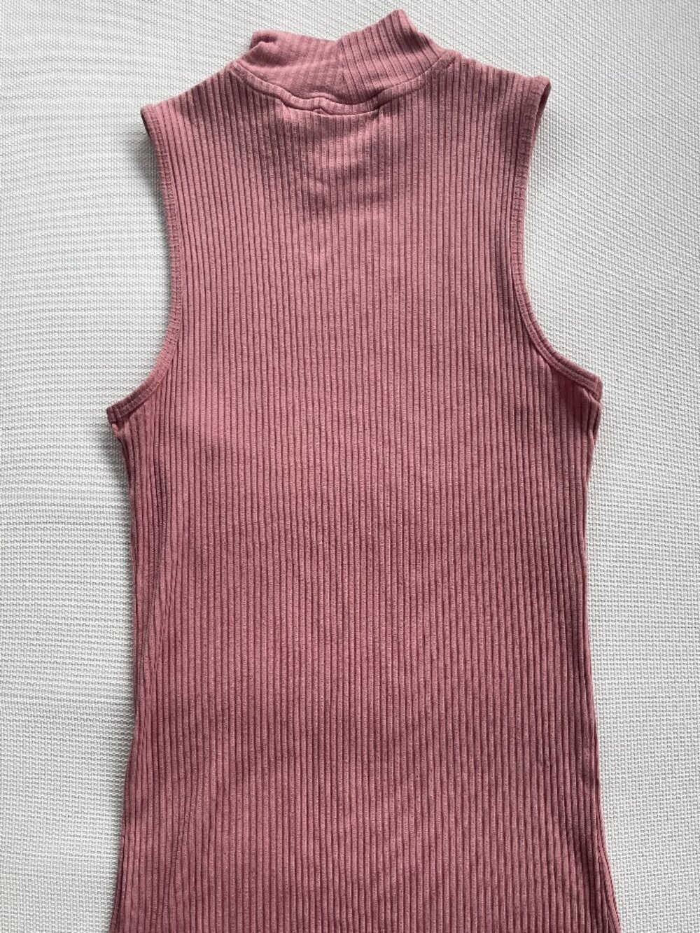 Rachel Zoe Mock Neck Ribbed Sleeveless Top – Dusty Pink/Mauve.  Medium. - Picture 4 of 8